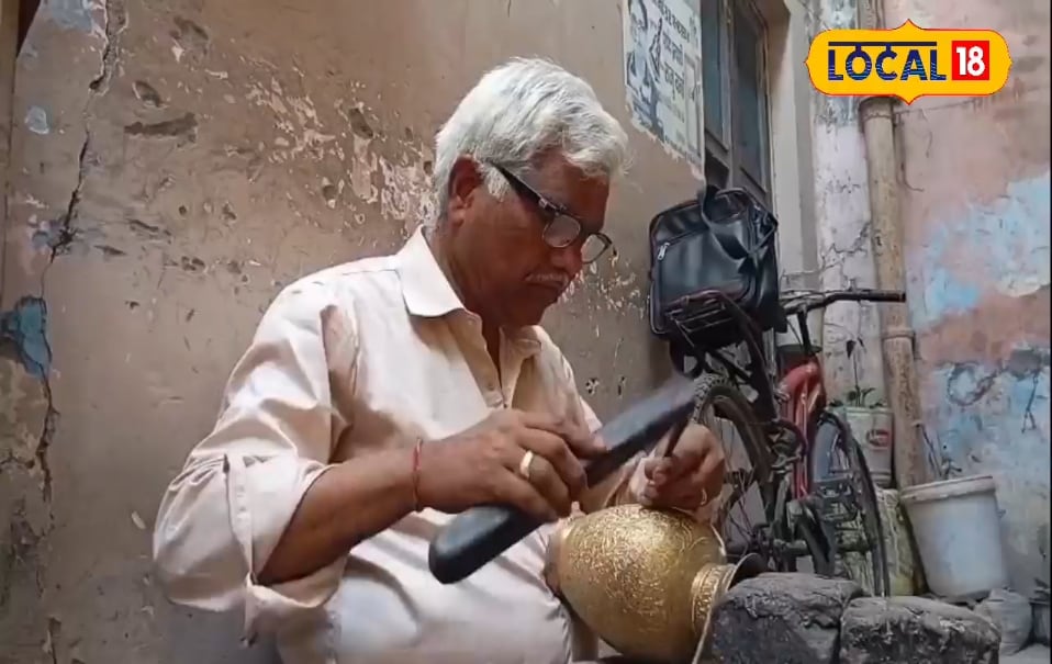 इस कारीगर की नक्काशी देख दंग रह जाएंगे, हूबहू पीतल पर बना देते हैं चेहरा