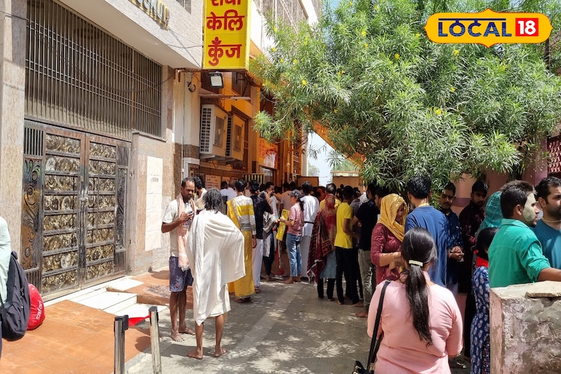 मथुरा न्यूज़, टॉप ख़बर, यूपी न्यूज़, वृन्दावन न्यूज़, वृन्दावन ख़बर, प्रेमानंद महाराज, संत प्रेमानंद, पैदल यात्रा बंद, बांके बिहारी, जूते चप्पल, भीड़, Mathura News, Top News, UP News, Vrindavan News, Vrindavan News, Premanand Maharaj, Saint Premanand, foot march stopped, Banke Bihari, shoes and slippers, crowd