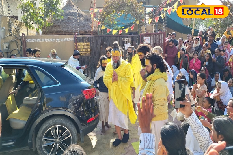 मथुरा न्यूज़, टॉप ख़बर, यूपी न्यूज़, वृन्दावन न्यूज़, वृन्दावन ख़बर, प्रेमानंद महाराज, संत प्रेमानंद, पैदल यात्रा बंद, बांके बिहारी, जूते चप्पल, भीड़, Mathura News, Top News, UP News, Vrindavan News, Vrindavan News, Premanand Maharaj, Saint Premanand, foot march stopped, Banke Bihari, shoes and slippers, crowd