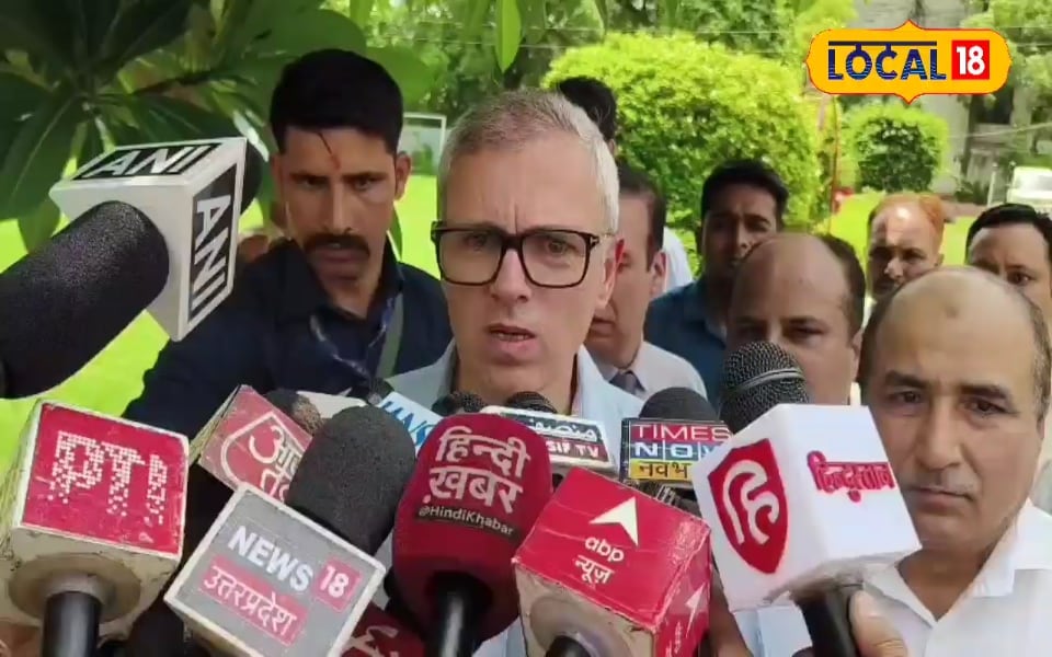 नम आखों के साथ अलीगढ़ पहुंचे उमर अब्दुल्ला पर फूटा दुखों का पहाड़ बोले- ‘स्कूल वाला यार…’