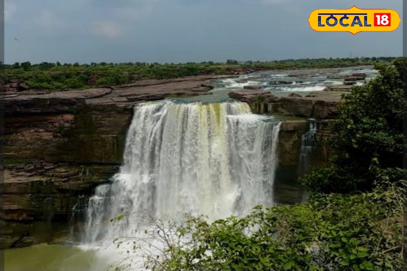 This water fall of Rewa is the first choice of tourists.