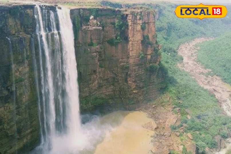 The highest waterfall of Madhya Pradesh is Bahuti.