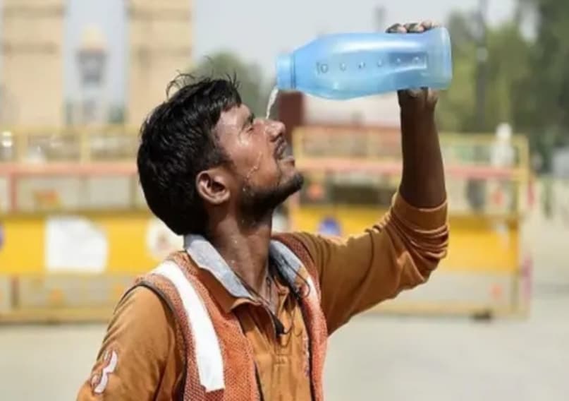 बाहर से आते ही ठंडा पीना या नहाना पड़ सकता है भारी, जानिए एक्सपर्ट की राय बाहर से आते ही ठंडा पीना या नहाना पड़ सकता है भारी, जानिए एक्सपर्ट की राय