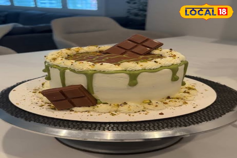 सिल्की मिल्क केक दुबई के LETO कैफे का यह केक आलिया भट्ट की फेवरेट लिस्ट में शामिल होने के बाद सबकी पसंद बन गया। जिसे आप हैदराबाद में कैप्टन कुनाफा, बाकलावा और मोयाह जैसी जगह पर इसका स्वाद ले सकते है। सिल्की मिल्क केक दुबई के LETO कैफे का यह केक आलिया भट्ट की फेवरेट लिस्ट में शामिल होने के बाद सबकी पसंद बन गया। जिसे आप हैदराबाद में कैप्टन कुनाफा, बाकलावा और मोयाह जैसी जगह पर इसका स्वाद ले सकते है।