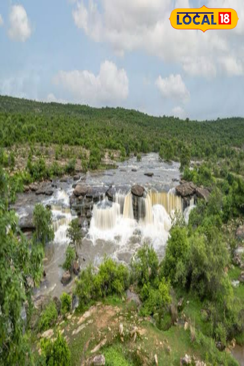 The thick, stone path to reach Manjhar Kund is the first step of adventure