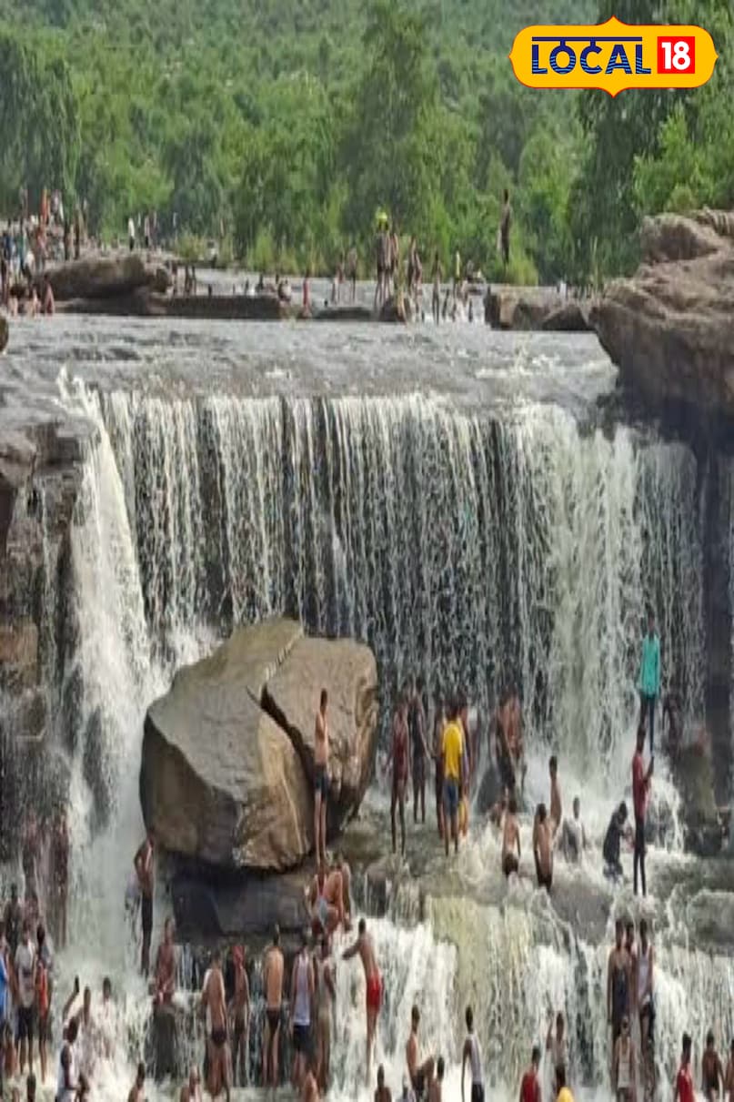 The water level of the pool increases during the rainy season, the scene becomes even more attractive