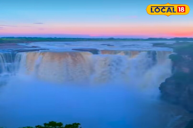 दूर से लें वाटर फॉल का आनंद.