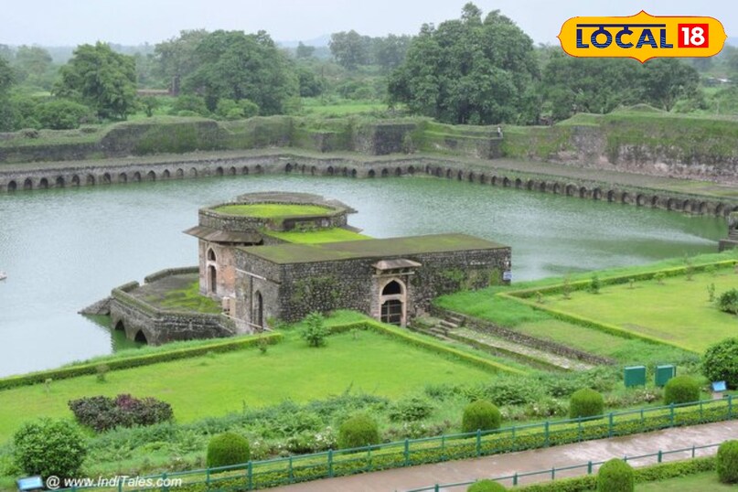 Mandu Monsoon Travel, MP का मांडवगढ़ किला, MP में महलों की नगरी, Mandu rainy season tourism, Mahals in Mandu MP, local18, khargone letest news, Madhya Pradesh hindi news, Dhar letest news