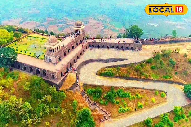 MP femous tourist place, MP picnic spot in rainy, मध्य प्रदेश के फेमस टूरिस्ट स्पॉट, बारिश में घूमने कहा जाए, मांडू बारिश में घूमने की जगह, Mandu Monsoon Travel, MP का मांडवगढ़ किला, MP में महलों की नगरी,