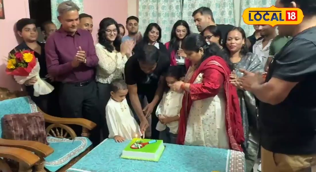 दोस्त की बर्थडे पार्टी में अचानक पहुंचे धोनी, केक काटते समय बोल गए कुछ ऐसा, हंसते-हंसते लोटपोट हो गए सब, देखें वीडियो