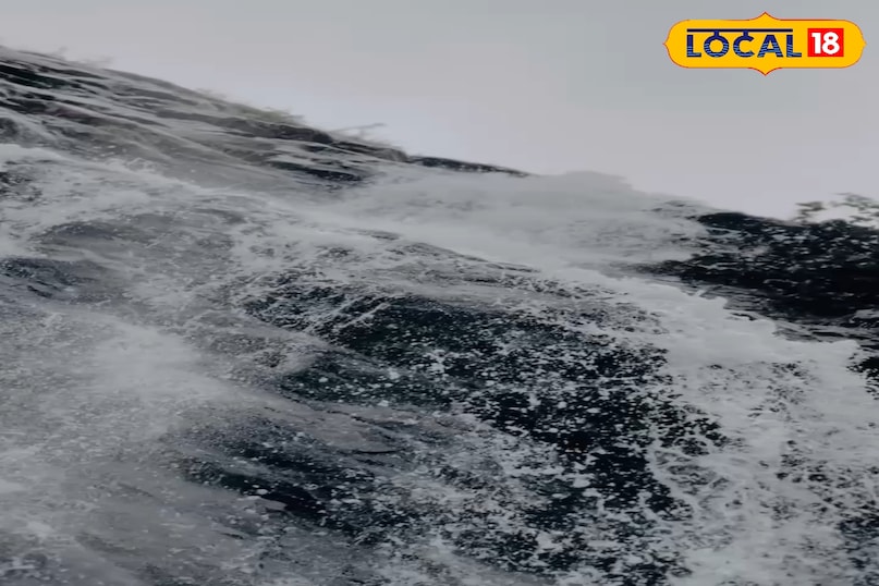 किशनगढ़ बास के गाँव में स्थित झरना किशनगढ़ बास के गाँव में स्थित झरना