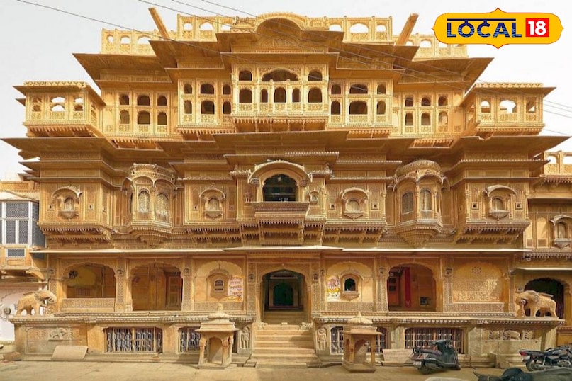 Tourists come to Jaisalmer