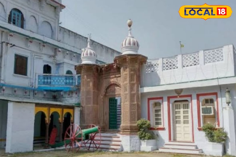 किला और दरवाजे की नक्काशी देखने आते हैं पर्यटक. किला और दरवाजे की नक्काशी देखने आते हैं पर्यटक.