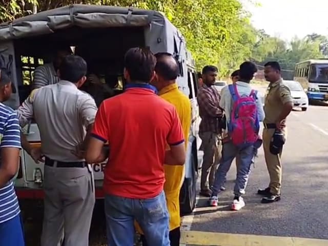HRTC बस में हंगामाः ऊना से शुरू हुआ विवाद, कांगड़ा में बुलानी पडी पुलिस HRTC बस में हंगामाः ऊना से शुरू हुआ विवाद, कांगड़ा में बुलानी पडी पुलिस