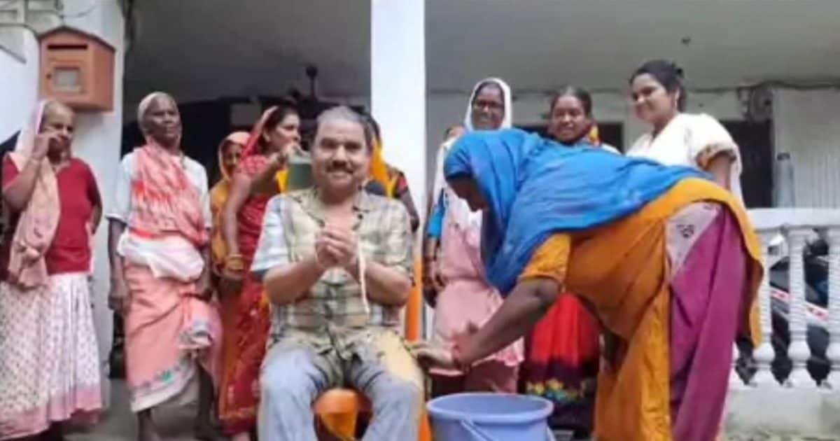 बारिश के लिए इंद्रदेव से प्रार्थना! महिलाओं ने कजरी गीत गाकर निभाई परंपरा, पूर्व चेयरमैन को कीचड़ से नहलाया