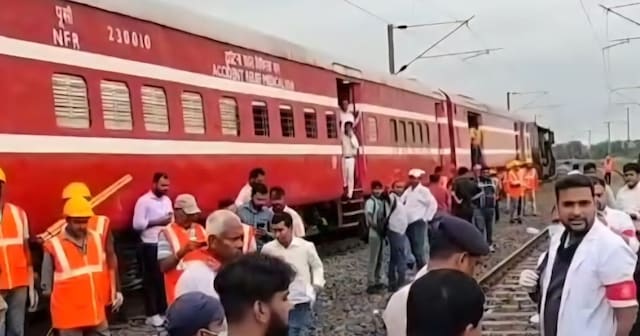 Bihar News । Katihar News । rail accident trolley collided with Awadh ...