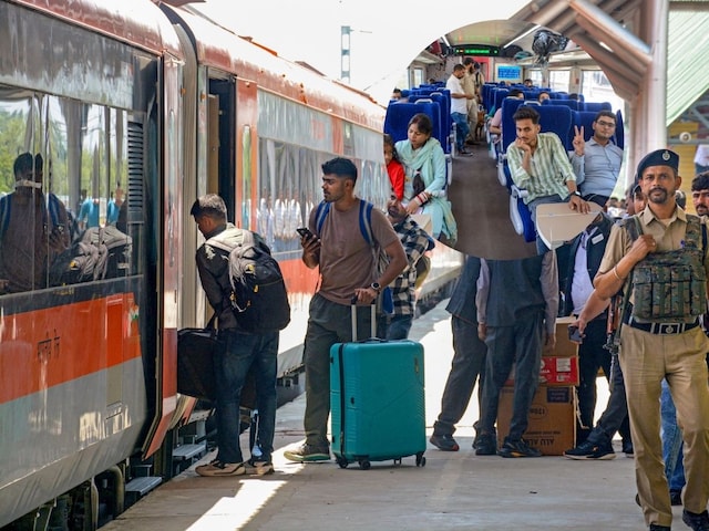 वंदे भारत से करना चाहते हैं जन्नत की सैर तो करिए इंतजार! IRCTC ने बढ़ाई टेंशन
