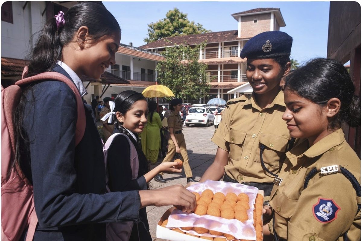 न रिजल्ट आया न जॉब फिर सबको मिठाई क्यों बांट रही केरल की स्टूडेंट पुलिस