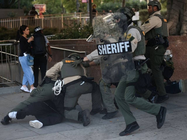 Ruckus is increasing in America, curfew will continue, something big will happen on 14 June! Ruckus is increasing in America, curfew will continue, something big will happen on 14 June!
