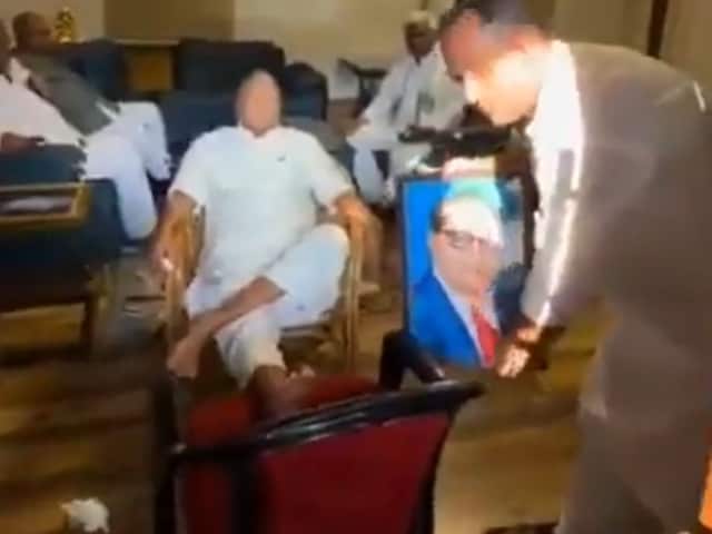 लालू ने अपने जन्मदिन पर क्या सचमुच में आंबेडकर की तस्वीर का किया अनादर? लालू ने अपने जन्मदिन पर क्या सचमुच में आंबेडकर की तस्वीर का किया अनादर?