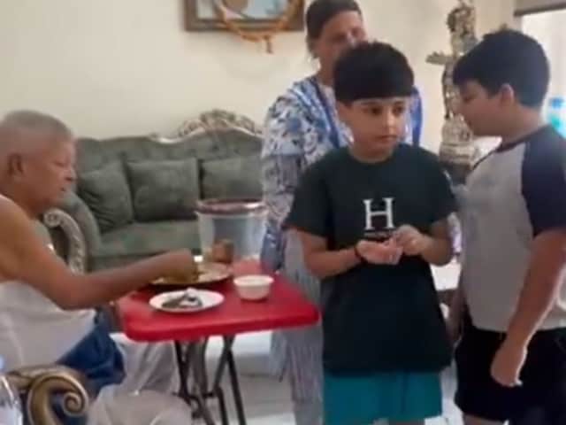 फादर्स डे पर लालू का अनोखा अंदाज, नाती-नातिन को दिया सत्तू वाला आशीर्वाद फादर्स डे पर लालू का अनोखा अंदाज, नाती-नातिन को दिया सत्तू वाला आशीर्वाद