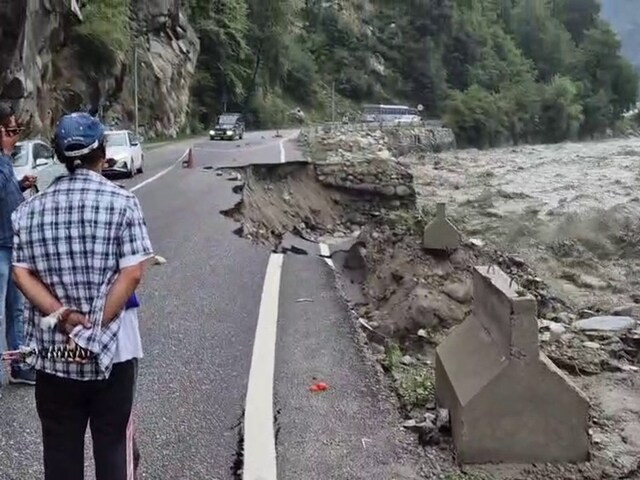 4 दुकानों को बहा ले गई ब्यास, NH की एक लेन भी टूटी, टूरिस्ट सेफ