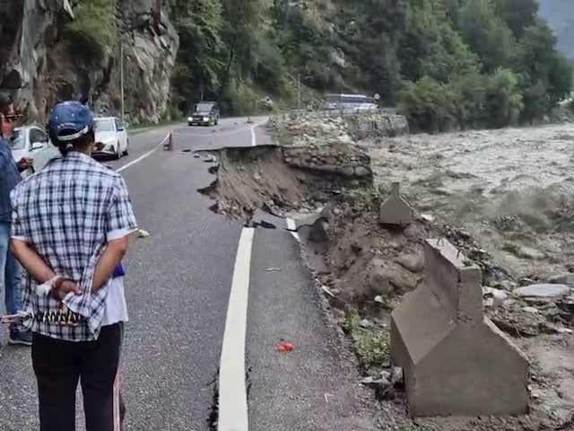 4 दुकानों को बहा ले गई ब्यास, NH की एक लेन भी टूटी, टूरिस्ट सेफ 4 दुकानों को बहा ले गई ब्यास, NH की एक लेन भी टूटी, टूरिस्ट सेफ