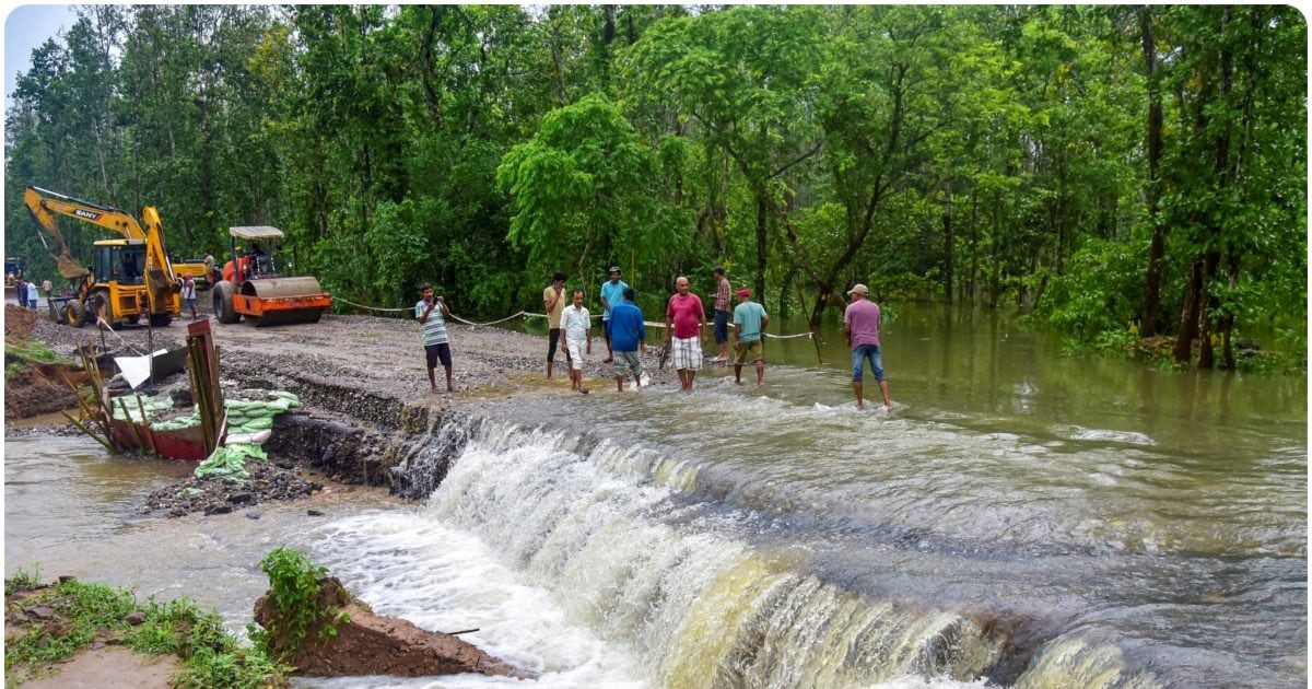 Manipur Rain Latest News: 48 घंटों में बाढ़ ने मणिपुर में मचाई तबाही, 3275 गांव भारी बारिश की चपेट में, 883 घर जमींदोज, सेना बनी देवदूत