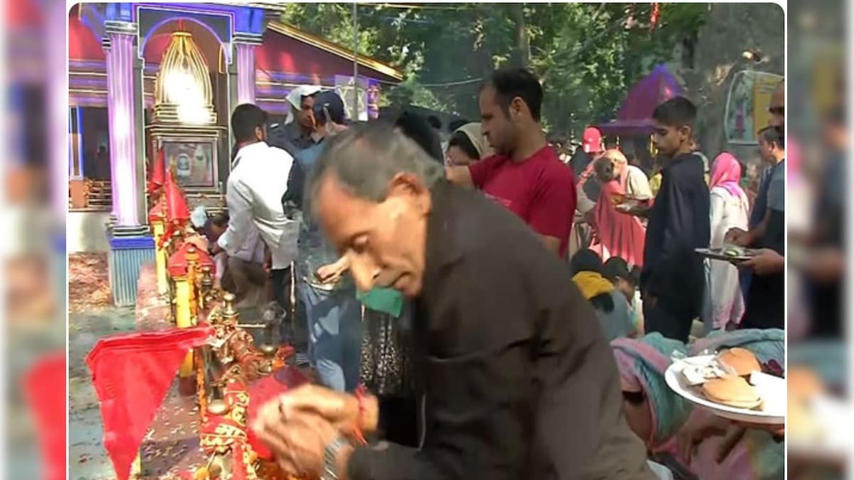 60 बसों के काफिले में घाटी के लिए रवाना हुए कश्मीर पंडित, DGP पहुंचे खीर भवानी मंदिर – News18 हिंदी