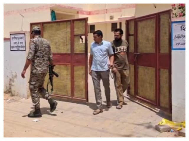 AK-47, बैंग-डिब्बा कॉलिंग, लॉरेंस गैंग का चुरू कनेक्शन! टोनी ने राज किया AK-47, बैंग-डिब्बा कॉलिंग, लॉरेंस गैंग का चुरू कनेक्शन! टोनी ने राज किया