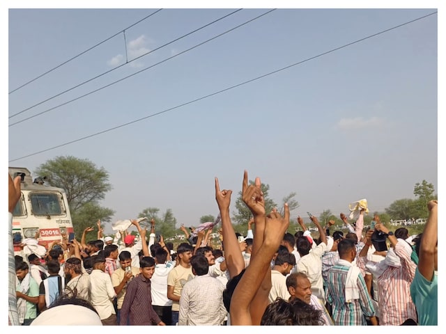 गुर्जर मूवमेंट लाइव: जैसे ही विजय बैंस्ला ने ड्राफ्ट सरकार पढ़ी, लोग ट्रैक पर भाग गए गुर्जर मूवमेंट लाइव: जैसे ही विजय बैंस्ला ने ड्राफ्ट सरकार पढ़ी, लोग ट्रैक पर भाग गए