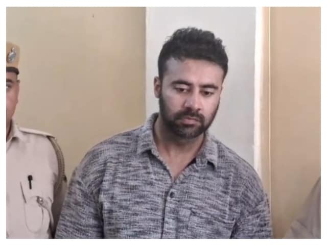 ख्वाजा ज़फ़र जिम में चिशती पर पकड़े गए, राज ने खोला और पुलिस स्टेशन पहुंचे ख्वाजा ज़फ़र जिम में चिशती पर पकड़े गए, राज ने खोला और पुलिस स्टेशन पहुंचे