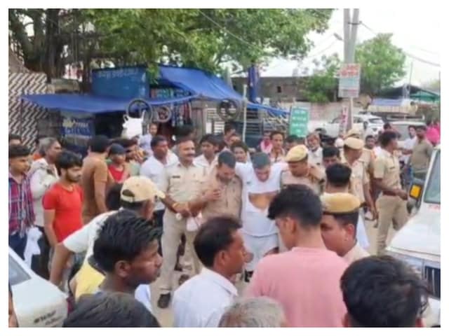 3 बंदूकें और 257 लाइव कारतूस के साथ गिरफ्तारी, पुलिस ने फिल्म शैली में जुलूस निकाला 3 बंदूकें और 257 लाइव कारतूस के साथ गिरफ्तारी, पुलिस ने फिल्म शैली में जुलूस निकाला
