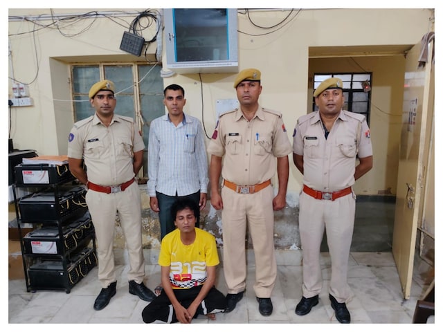 साड़ी पहनकर छिपा था जोधपुर में 'नाटी चोर', महिला के कपड़ों में पकड़ाया अपराधी साड़ी पहनकर छिपा था जोधपुर में 'नाटी चोर', महिला के कपड़ों में पकड़ाया अपराधी