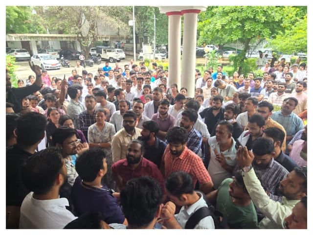 उदयपुर में हड़ताल पर निवासियों के डॉक्टर, डॉ। रवि के साथ भयानक दुर्घटना उदयपुर में हड़ताल पर निवासियों के डॉक्टर, डॉ। रवि के साथ भयानक दुर्घटना