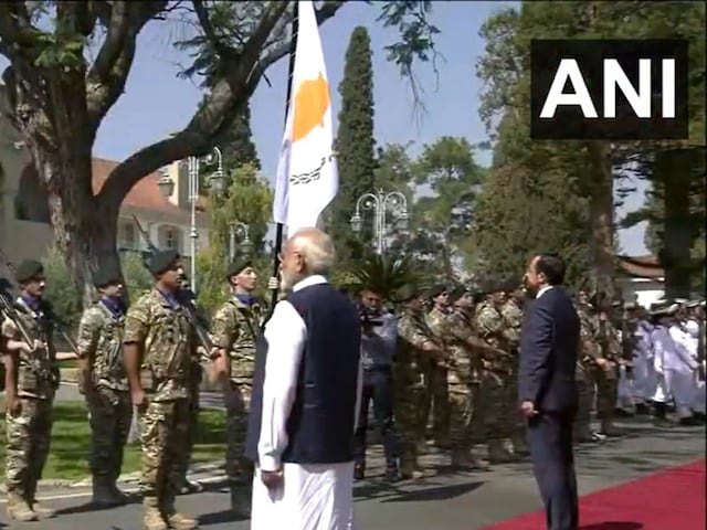 साइप्रस में पीएम मोदी का भव्य स्वागत, प्रेसिडेंशियल पैलेस में सेना ने दी सलामी साइप्रस में पीएम मोदी का भव्य स्वागत, प्रेसिडेंशियल पैलेस में सेना ने दी सलामी