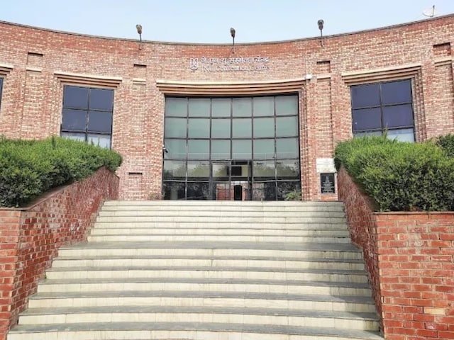 7 फैकल्टी सदस्यों ने मांगी माफी, कार्रवाई पर लगी रोक 7 फैकल्टी सदस्यों ने मांगी माफी, कार्रवाई पर लगी रोक