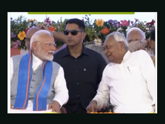 नीतीश के साथ मजे से बतिया रहे थे PM मोदी, तभी चुपके से किसी ने थमाई एक पर्ची