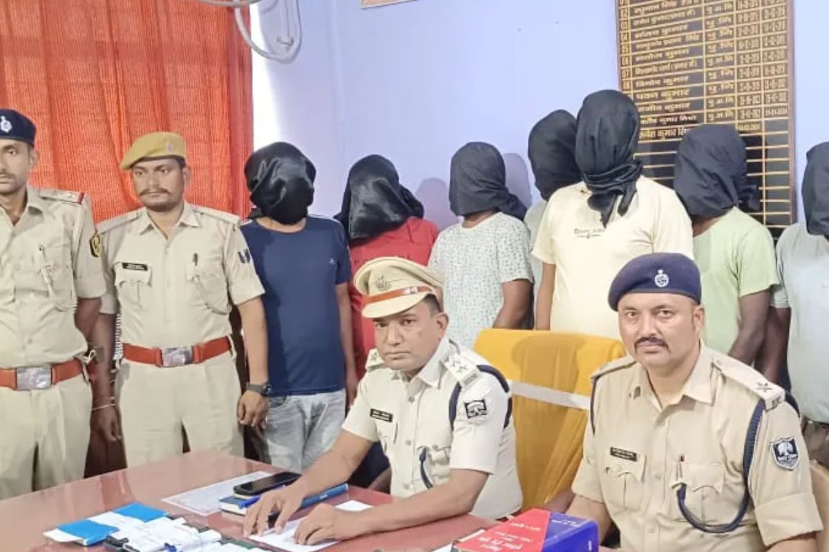 बरगद के पेड़ के नीचे ऑफिस, सस्ते लोन का लालच और फिर बड़ा झोला! जानें पूरा मामला