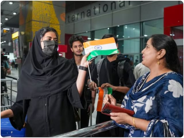 मौत के मुंह से 311 और भारतीयों को लेकर दिल्ली पहुंची फ्लाइट मौत के मुंह से 311 और भारतीयों को लेकर दिल्ली पहुंची फ्लाइट