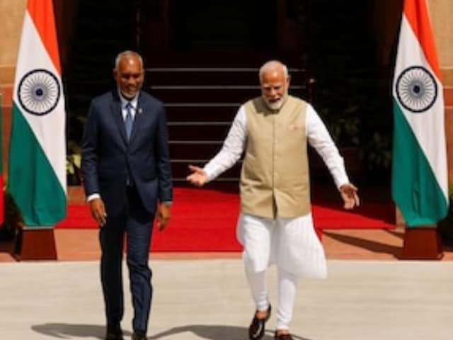 भारत की तरफ लौटने को मजबूर हो गया मालदीव! मुइज्जू ने PM मोदी को बुलावा भेजा भारत की तरफ लौटने को मजबूर हो गया मालदीव! मुइज्जू ने PM मोदी को बुलावा भेजा