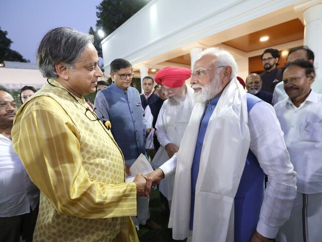 जब थरूर बोले और पीएम मोदी मुस्कुराए... ये फोटो कह गई बहुत कुछ