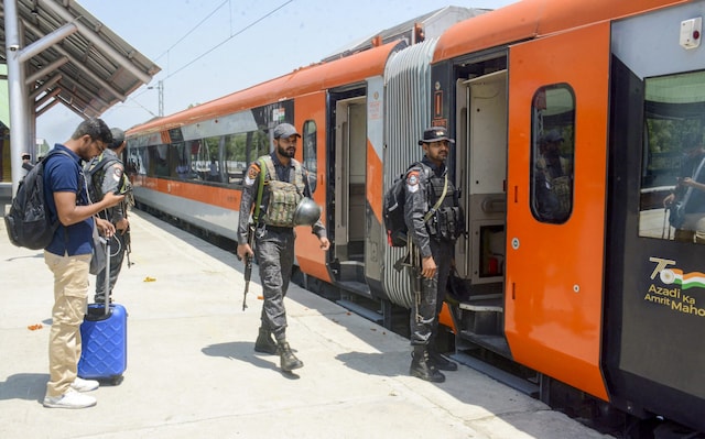 मुंबई में चोरी की गई करोड़ों, आबिद ट्रेन से दूर भाग रहे थे, अचानक ट्रेन में ...