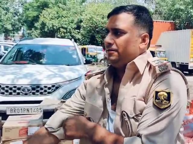 शरीर पर पुलिस की वर्दी, नाम रवि किशन, व्हाइट कार वाले 'दरोगा बाबू' की कहानी! शरीर पर पुलिस की वर्दी, नाम रवि किशन, व्हाइट कार वाले 'दरोगा बाबू' की कहानी!