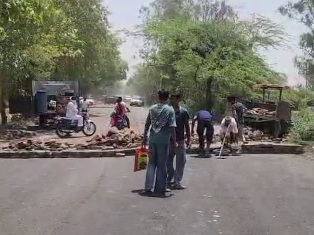 गजबः NH के बीचों-बीच शख्स ने चिनवा दी ईंट की दीवार, भागे-भागे पहुंचे XEN-DSP गजबः NH के बीचों-बीच शख्स ने चिनवा दी ईंट की दीवार, भागे-भागे पहुंचे XEN-DSP