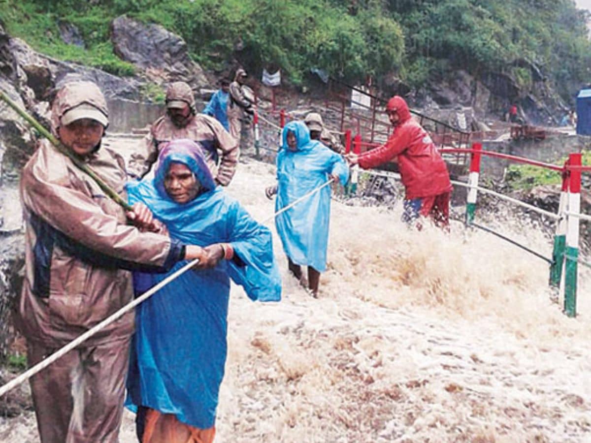 केदारनाथ में आएगी तबाही? चारों तरफ पानी का जलजला, सड़कों पर मलबा, मलबे में फंसे  लोग - News18 हिंदी