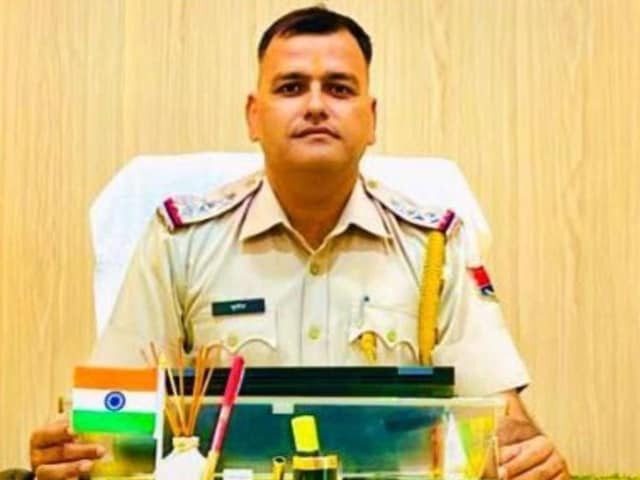 कौन है इंस्पेक्टर सुनील शर्मा जो सीधे SP से टकरा गए? नौकरी को मार दी ठोकर कौन है इंस्पेक्टर सुनील शर्मा जो सीधे SP से टकरा गए? नौकरी को मार दी ठोकर