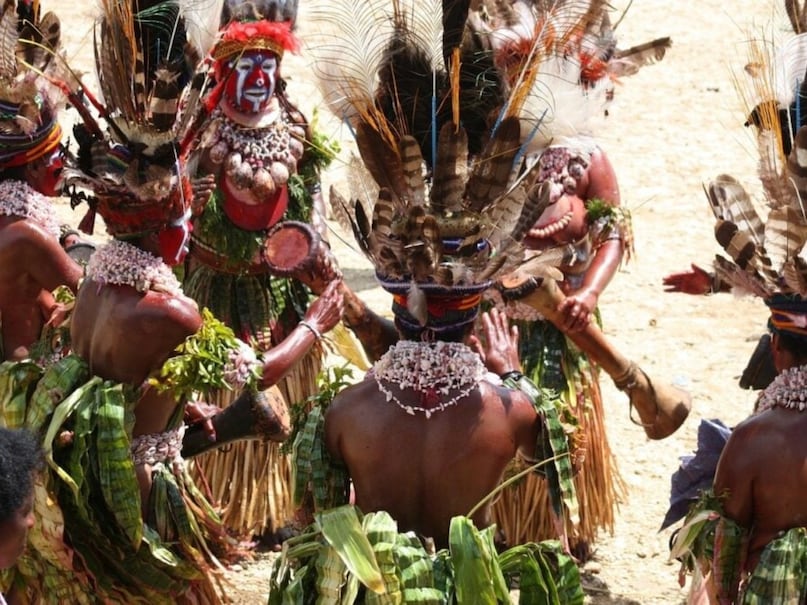 The tribes that meet the outside world after 55000 years ... still live on trees and stay on trees 7