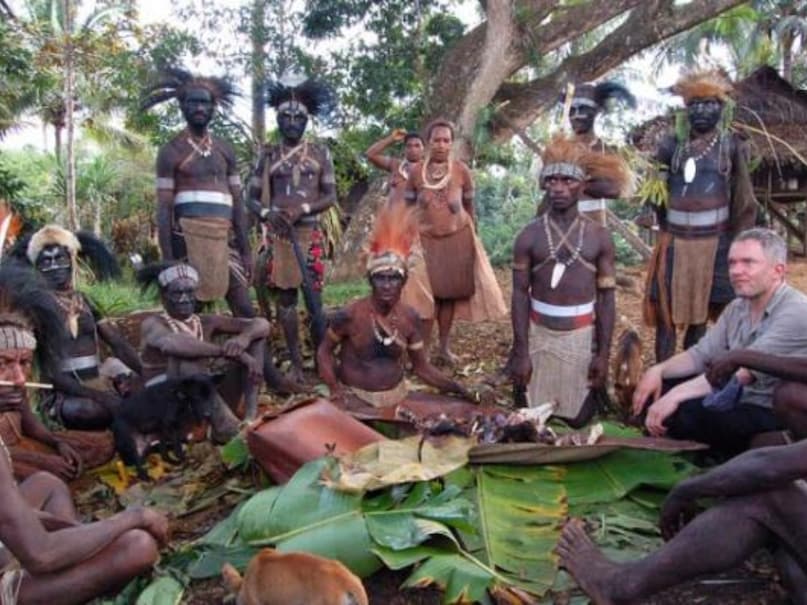 The tribes that meet the outside world after 55000 years ... still live on trees and stay on trees 6