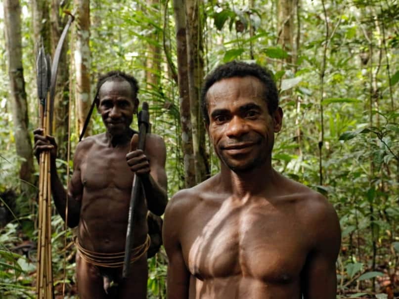 The tribes that meet the outside world after 55000 years ... still live on trees and stay on trees 5